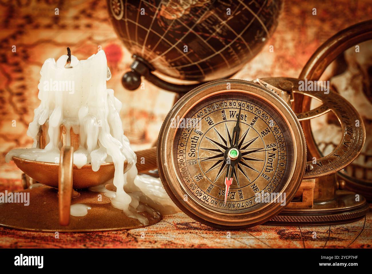 Natura morta vintage. Oggetti d'epoca sulla mappa antica. Foto Stock