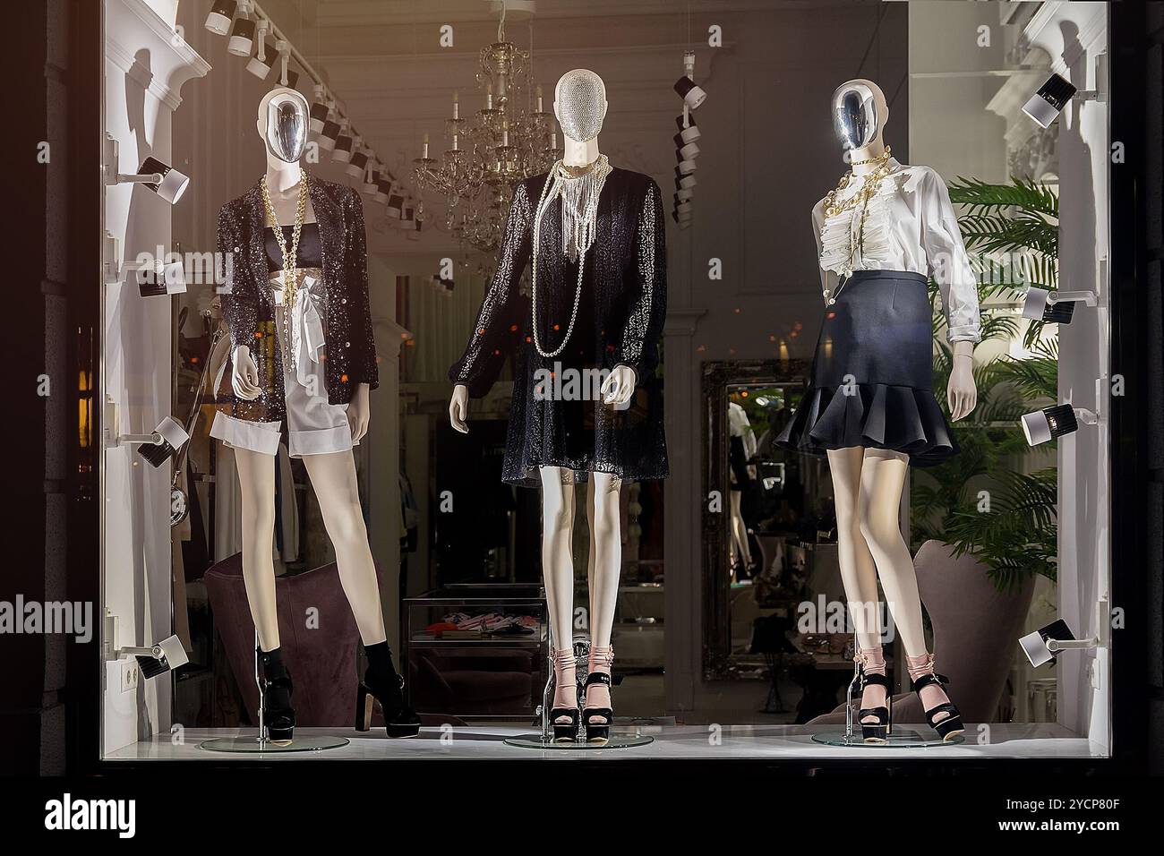 Manichini in abiti da donna alla moda nella finestra di una boutique di lusso. Moda Foto Stock