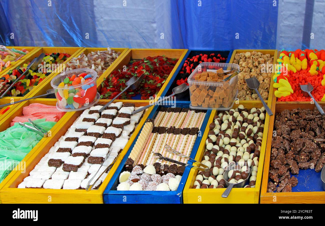 Grande assortimento di dolci in confezioni individuali Foto Stock