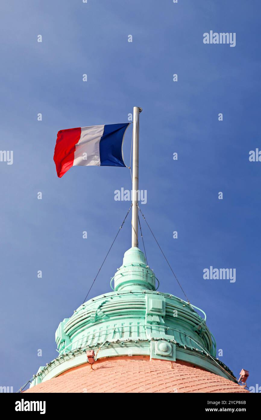 Bandiera della Francia alla sommità del dome vecchio Foto Stock