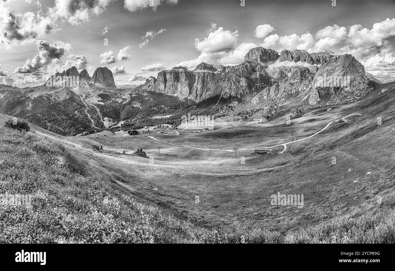 Vista panoramica del bellissimo paesaggio delle Dolomiti italiane con i gruppi di Langkofel e Sella in una soleggiata giornata estiva con cielo azzurro Foto Stock