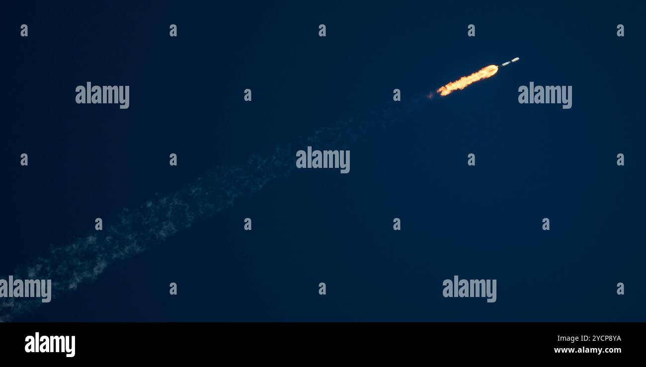 Cape Canaveral, Florida, Stati Uniti. 23 ottobre 2024. Un razzo Falcon 9 SpaceX che trasporta 23 satelliti Starlink si solleva dallo Space Launch Complex-40 alla Cape Canaveral Space Force Station, Florida, alle 17:47 PM EDT del 23 ottobre 2024 (Credit Image: © Charles Briggs/ZUMA Press Wire) SOLO PER USO EDITORIALE! Non per USO commerciale! Foto Stock