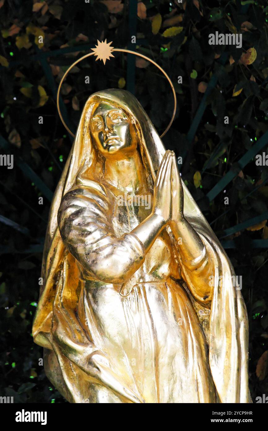 I religiosi statua della Madonna Dorata in Opatija Foto Stock