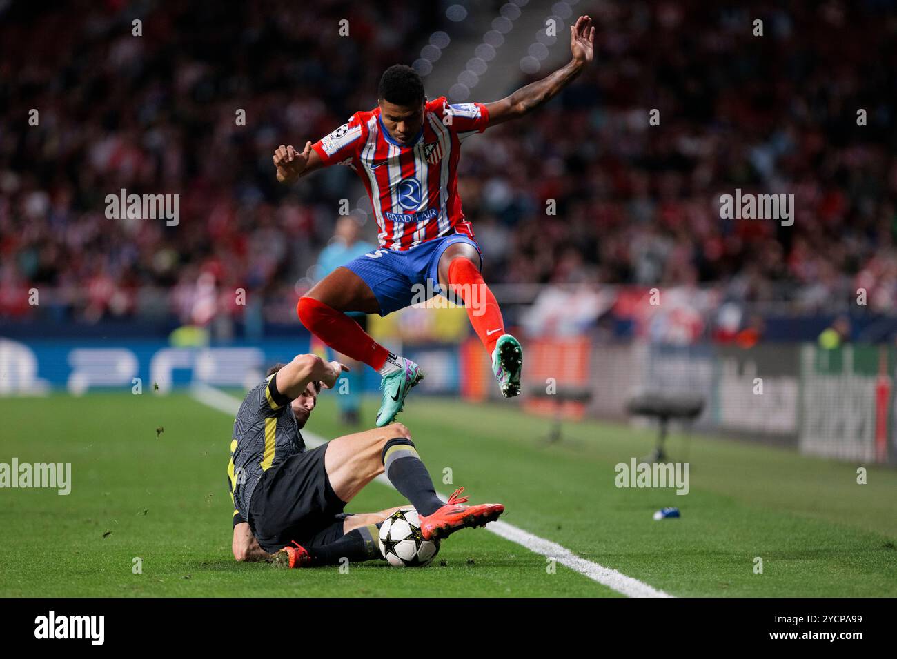 MADRID, SPAGNA - 23 ottobre: Reinildo Isnard dell'Atletico de Madrid durante la partita dei campioni UEFA 2024/25 tra l'Atletico de Madrid e Lille allo Stadio Riyadh Air Metropolitano. (Foto di Guillermo Martinez) Foto Stock