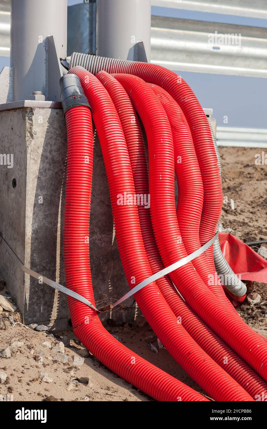 Mazzo di cavi elettrici in un guscio protettivo Foto Stock