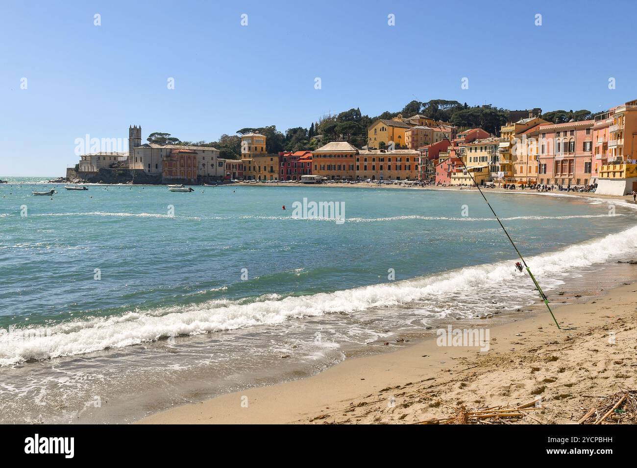 Vista della Baia del silenzio dalla spiaggia sabbiosa, con canna da pesca in primo piano, Sestri Levante, Genova, Liguria, Italia Foto Stock