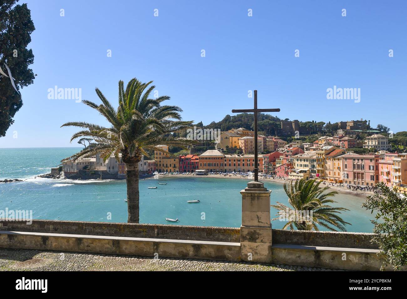 Veduta sopraelevata della Baia del silenzio dal sagrato di Santa Maria Immacolata, Sestri Levante, Genova, Liguria, Italia Foto Stock