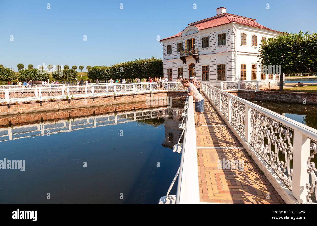 Marly Palace nel Lower Park Peterhof nelle giornate di sole d'estate Foto Stock