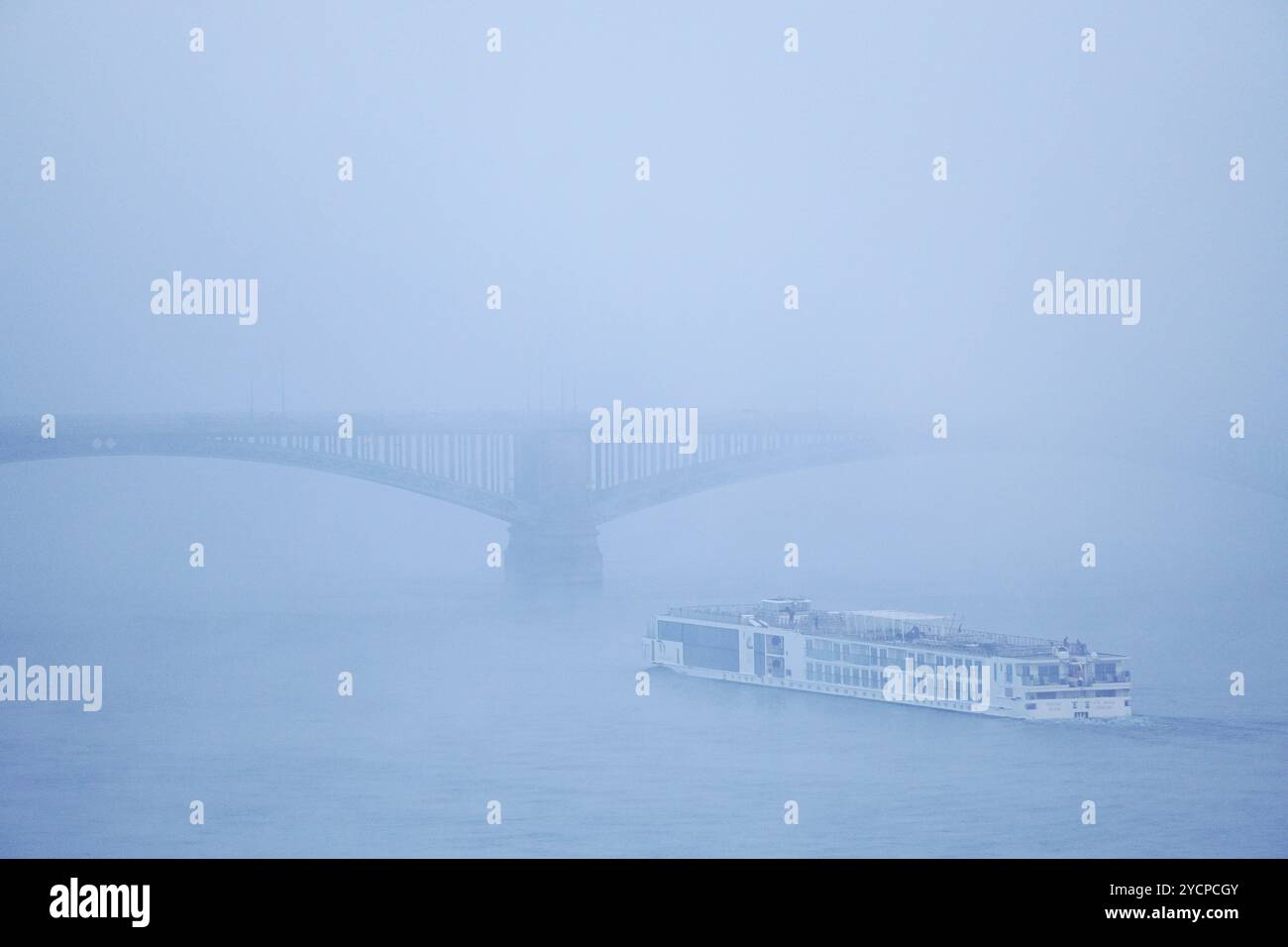 Magonza, Renania Palatinato, Germania. 23 ottobre 2024. Una barca naviga attraverso la nebbia sul fiume Reno a Magonza, in Germania, all'alba. (Immagine di credito: © Matias Basualdo/ZUMA Press Wire) SOLO PER USO EDITORIALE! Non per USO commerciale! Foto Stock