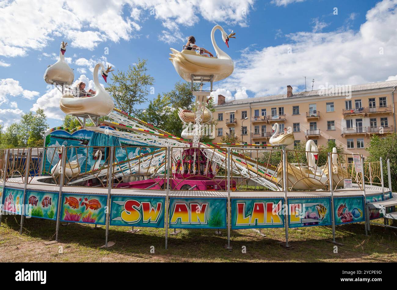 Giostre per il parco divertimenti mobile nelle soleggiate giornate estive Foto Stock