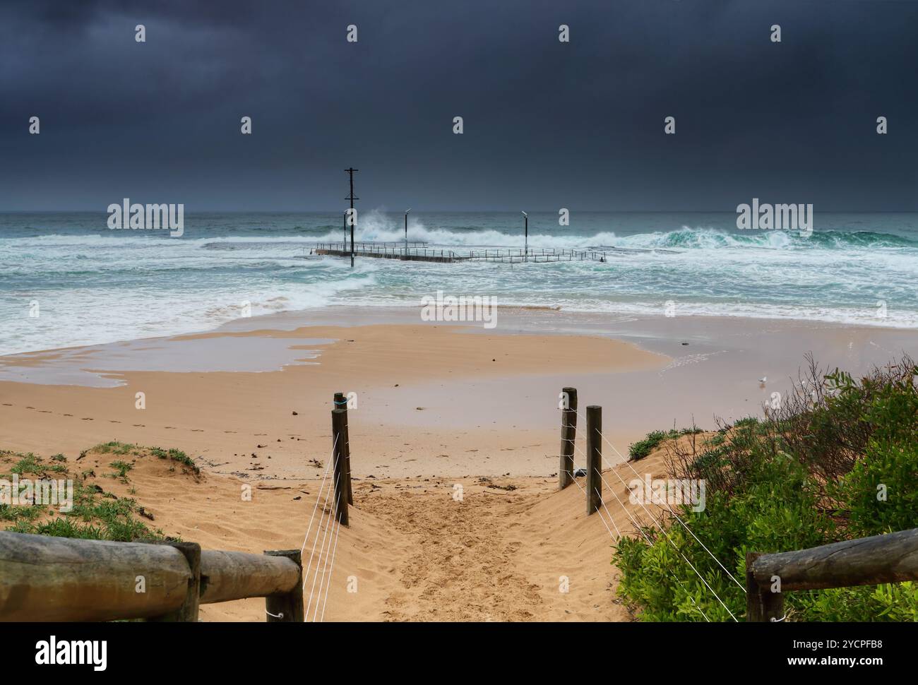 La piscina rocciosa di Mona vale sulle spiagge settentrionali di Sydney, è stata distrutta da grandi onde in un'onda di 3 metri Foto Stock