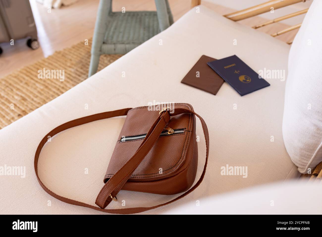 Gli indispensabili da viaggio sono a casa, grazie alla borsa marrone in pelle e ai passaporti Foto Stock