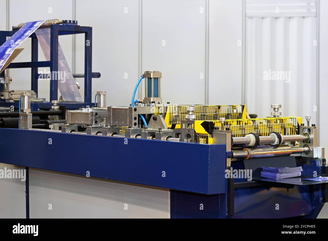 La stampa e le macchine di confezionamento di prodotti alimentari in fabbrica Foto Stock