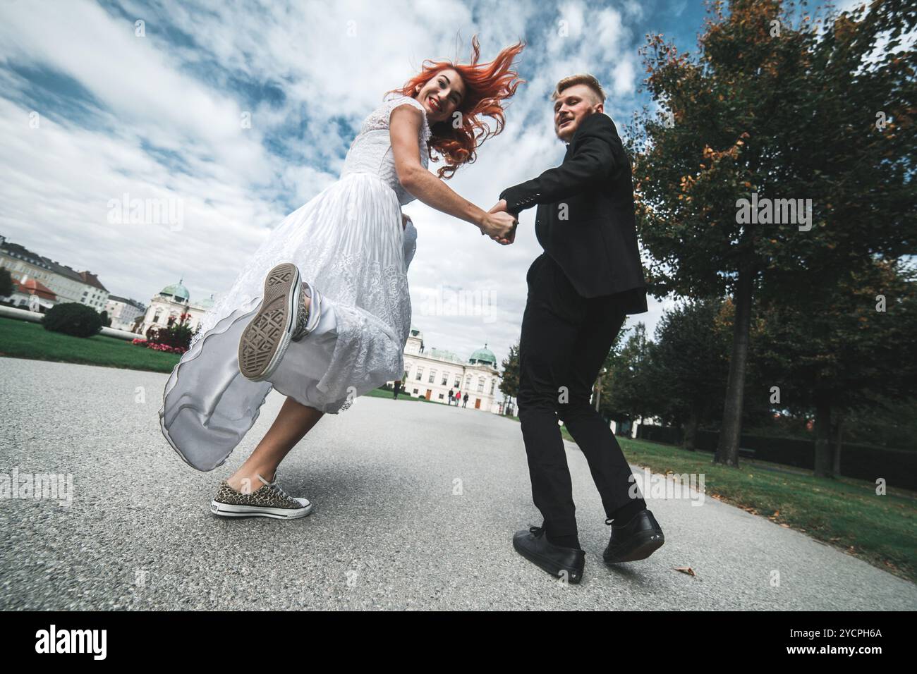 Coppie in viaggio di nozze in una passeggiata Foto Stock