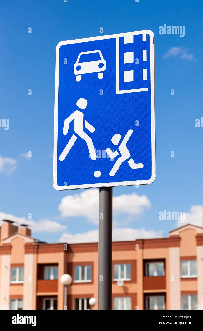 Segno di traffico zona residenziale contro il cielo Foto Stock