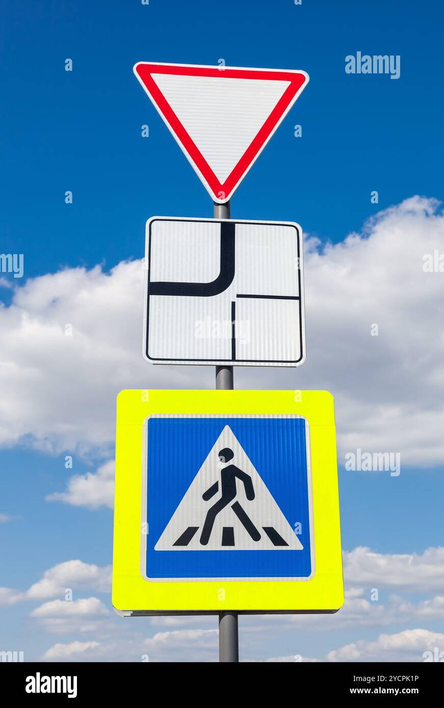Segnaletica stradale principale e di attraversamento pedonale con le nuvole in background Foto Stock