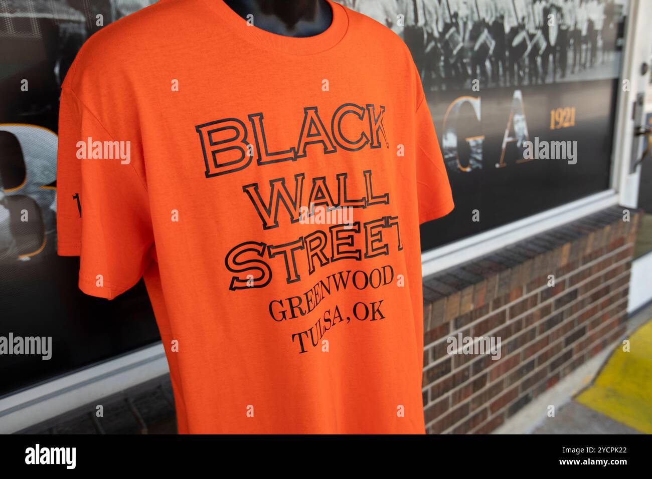 Tulsa, Oklahoma, Stati Uniti d'America - 25 giugno 2023: Una maglietta souvenir Black Wall Street in vendita nella storica Greenwood Avenue. Foto Stock