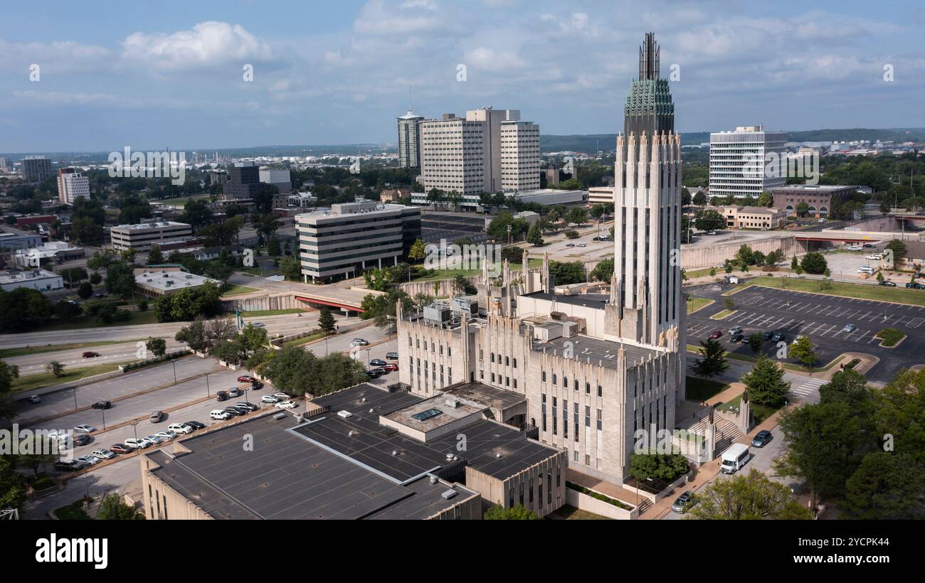 Tulsa, Oklahoma, Stati Uniti - 25 giugno 2023: Il sole del pomeriggio splende sugli edifici storici del centro di Tulsa. Foto Stock