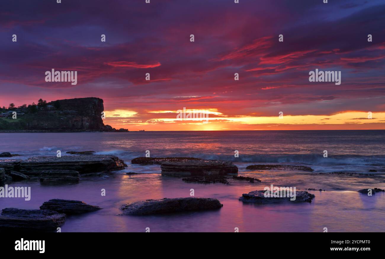 Cielo all'alba sopra Avalon sulle spiagge settentrionali di Sydney Foto Stock