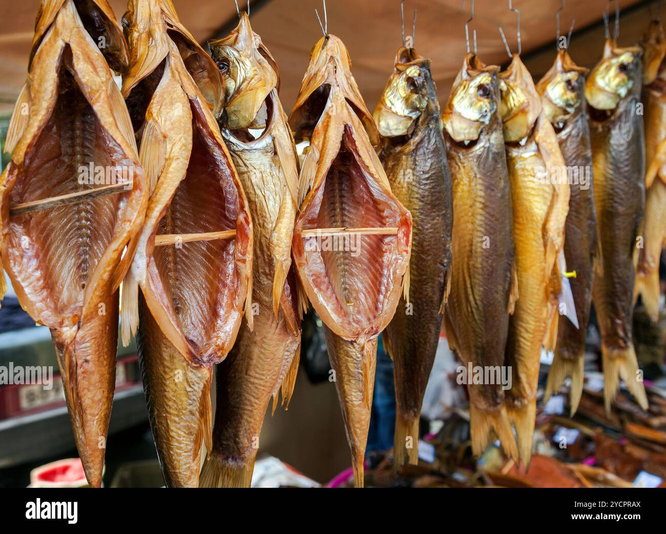 Pesce affumicato pronti per la vendita al mercato locale Foto Stock