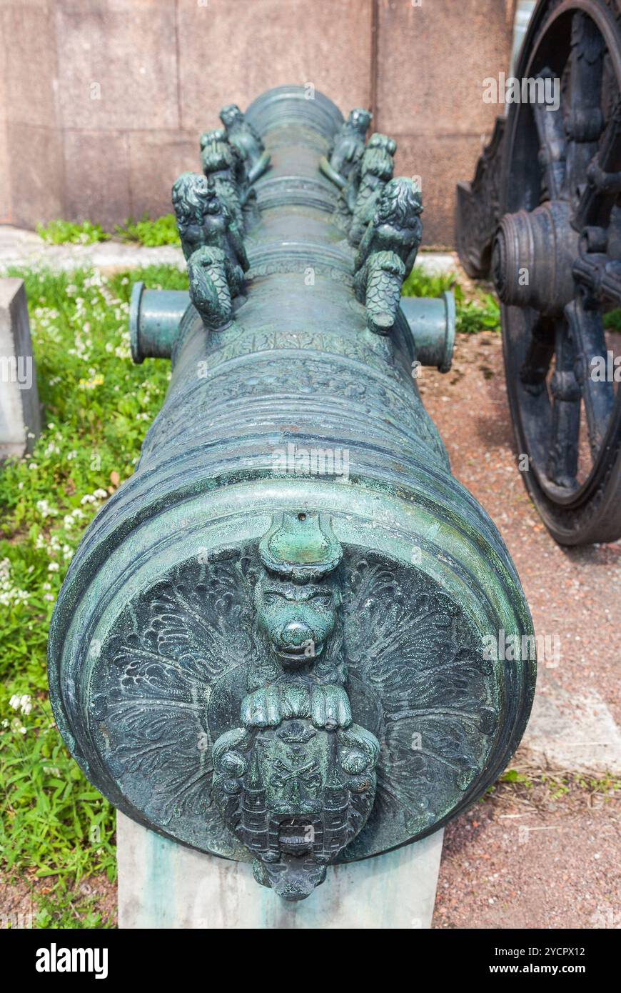 Antico cannone in bronzo riga leone 1687 anni nel museo dell'Artiglieria in estate giorno di sole Foto Stock