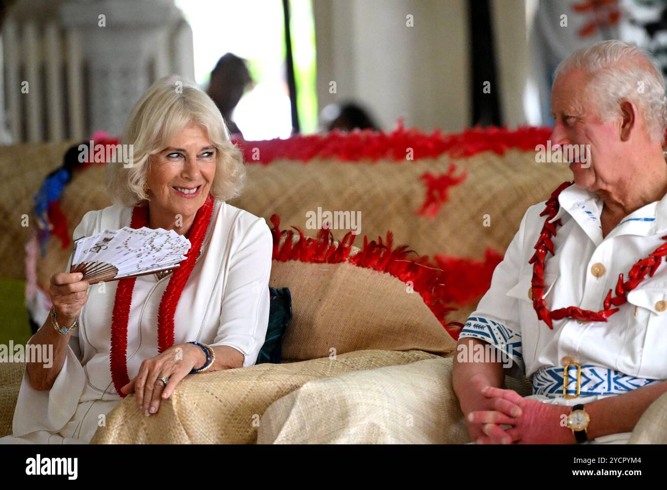 Re Carlo III e la regina Camilla durante un tradizionale benvenuto cerimoniale 'ava durante una visita alla sala della Chiesa di Moataa' a a Samoa, il quinto giorno della visita reale in Australia e Samoa. Data foto: Giovedì 24 ottobre 2024. Foto Stock