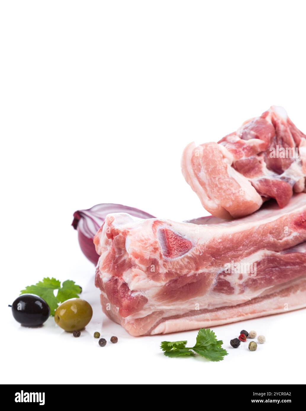 Pezzi di carne cruda con decorazioni a lato Foto Stock