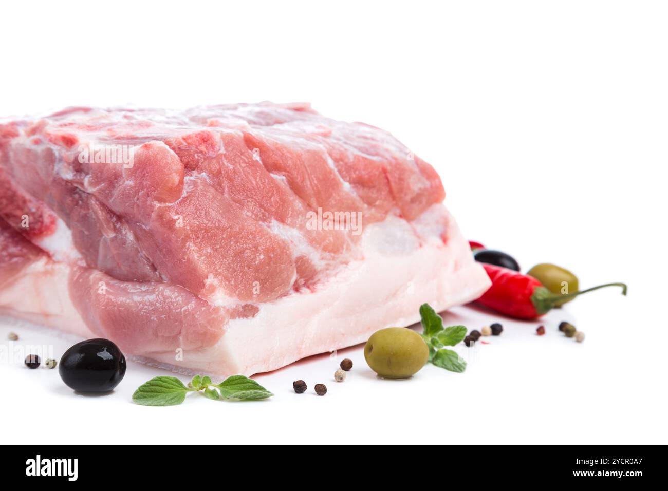 Pezzi di carne cruda con decorazioni a lato Foto Stock