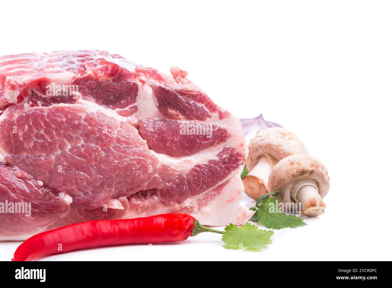 Pezzi di carne cruda con decorazioni a lato Foto Stock