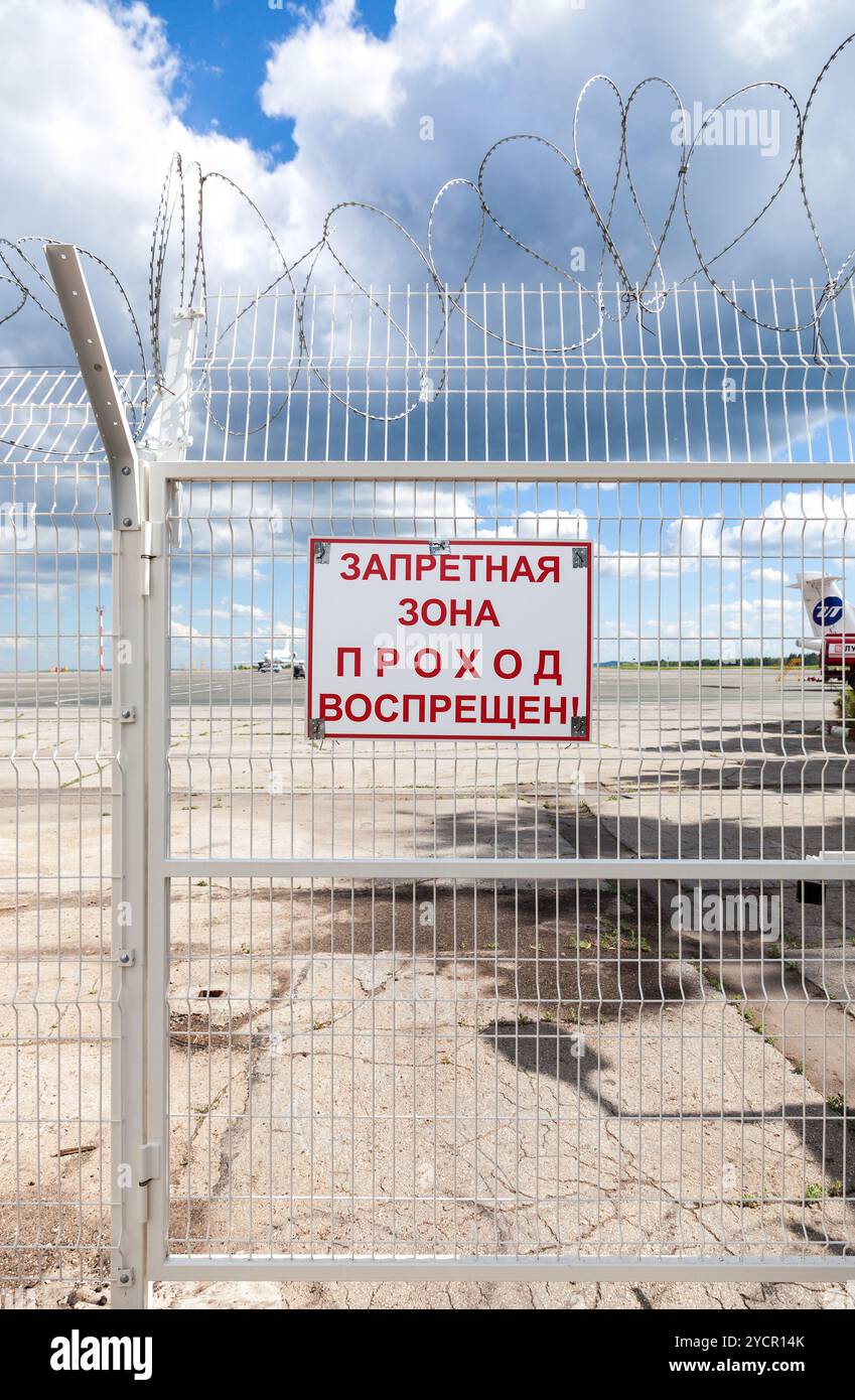 SAMARA, RUSSIA - 6 GIUGNO 2015: Recinzione di sicurezza nell'aeroporto russo. Testo sul russo: "Zona proibita, il passaggio è vietato" Foto Stock