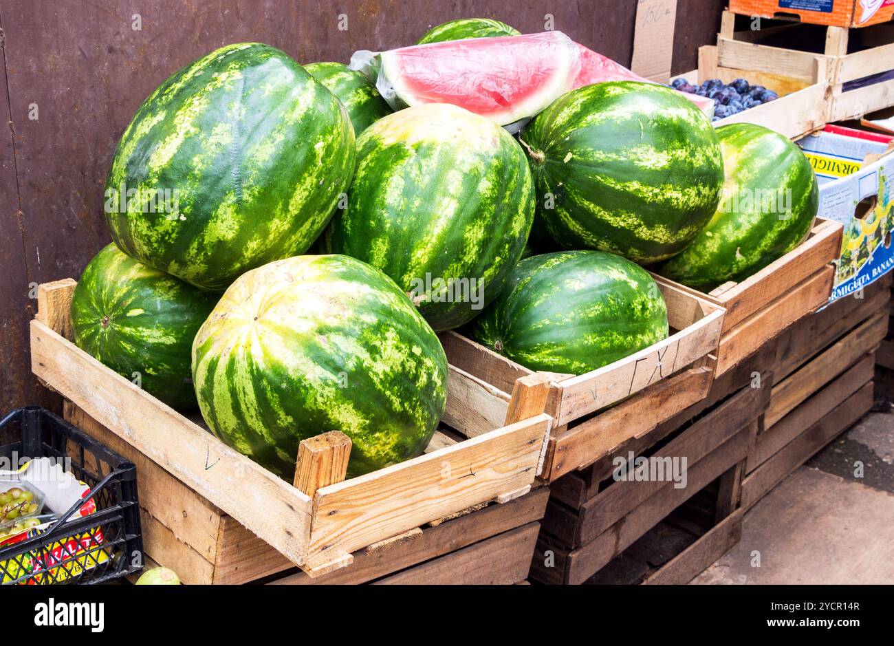 Freschi cocomeri in vendita presso il locale mercato degli agricoltori Foto Stock