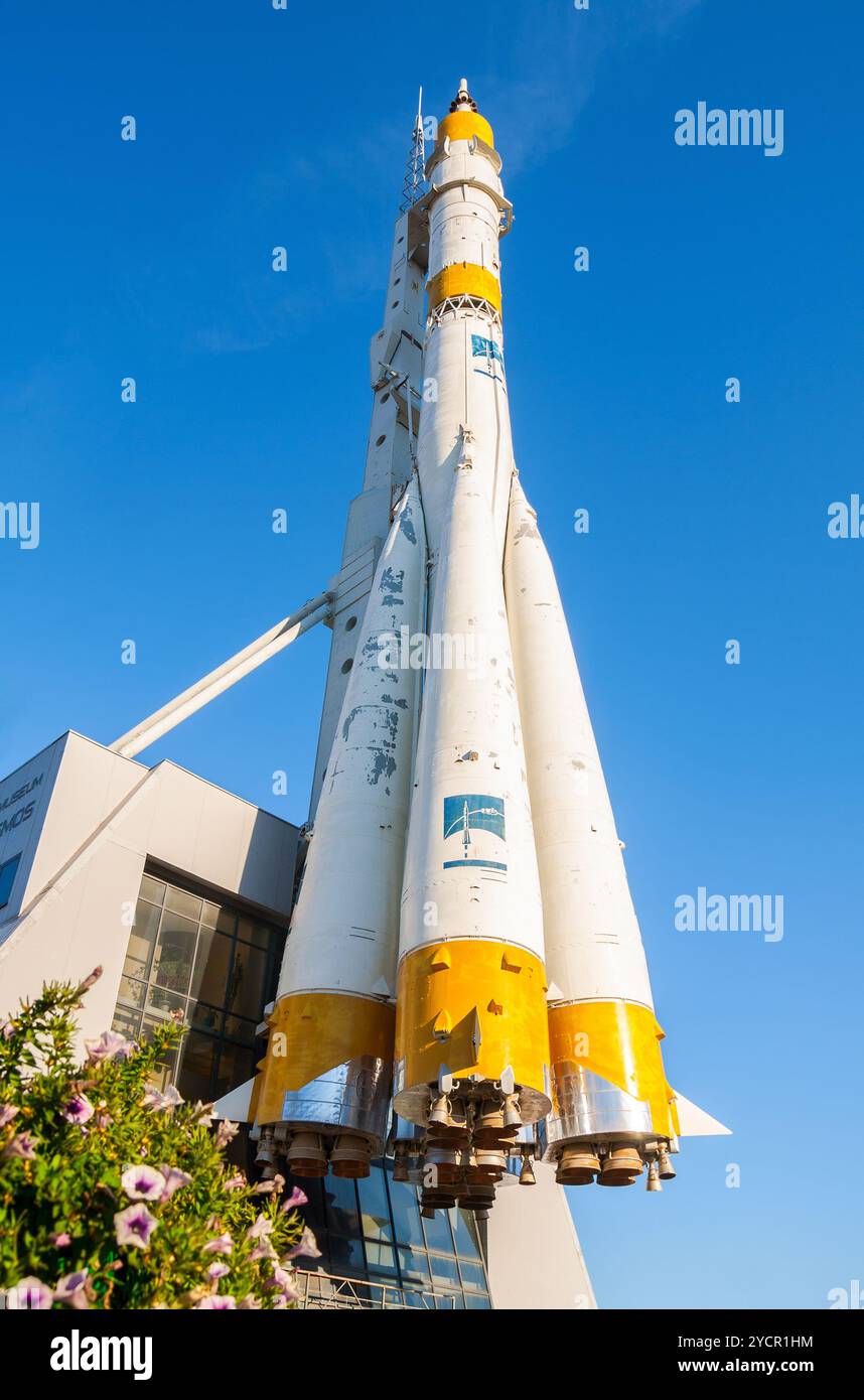 Il razzo spaziale Real Soyuz è un monumento di fronte al Samara Cosmos Museum Foto Stock