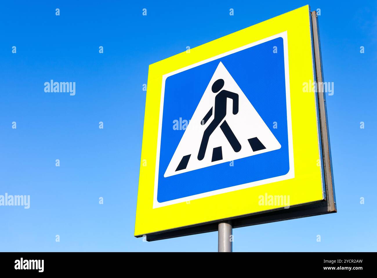 Segno del traffico di attraversamento pedonale con cielo blu in background Foto Stock