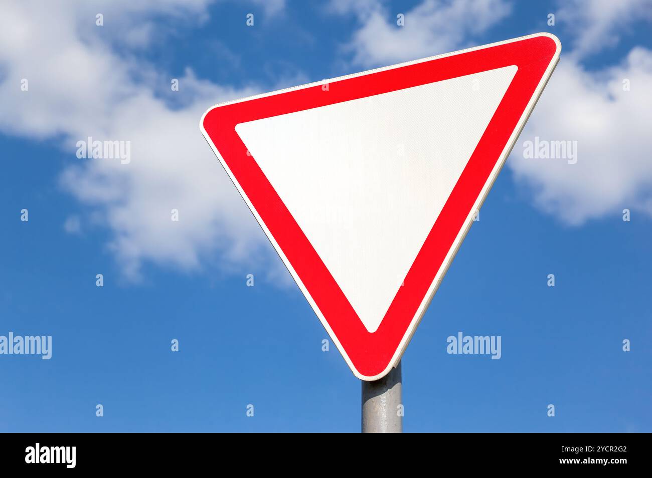 Segno di traffico contro il cielo blu sullo sfondo Foto Stock