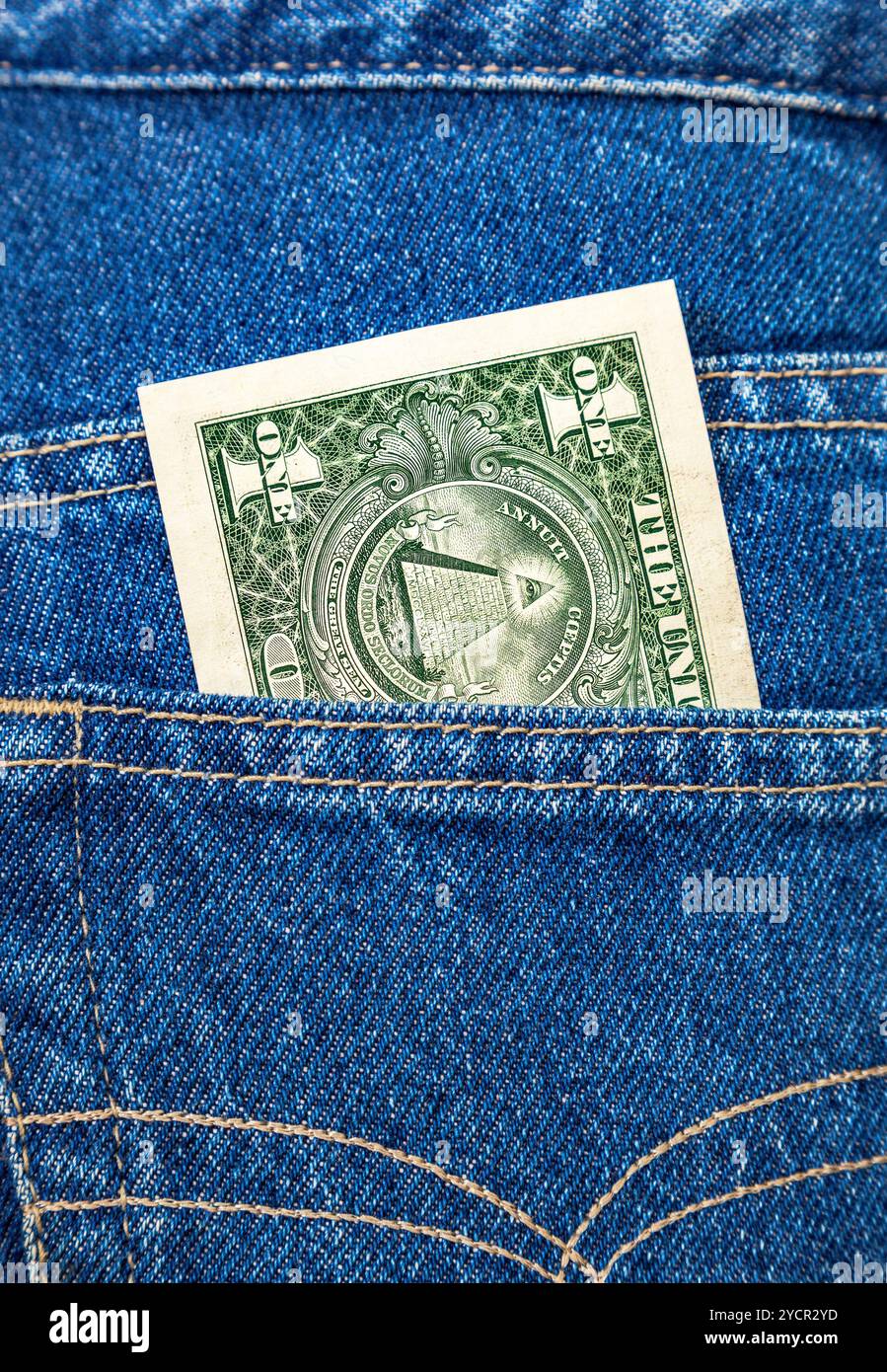 Un dollaro statunitense che sporge dalla tasca dei jeans Foto Stock