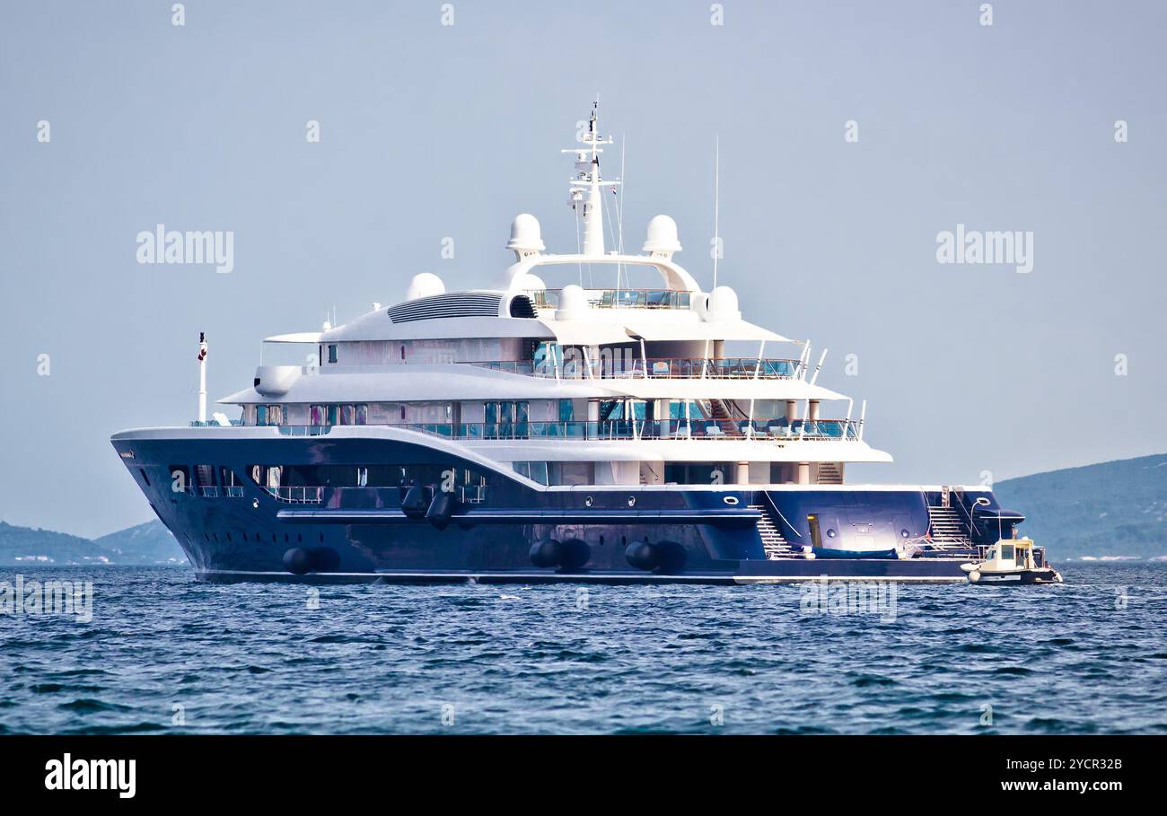 Lusso anonimi mega yacht in mare aperto Foto Stock
