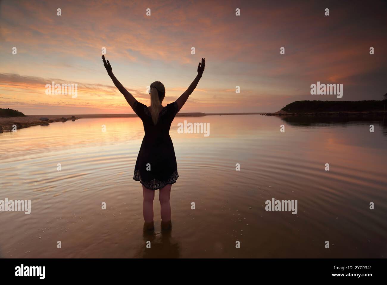 Donna con le braccia allungate lodando il perfetto successo di un giorno Foto Stock