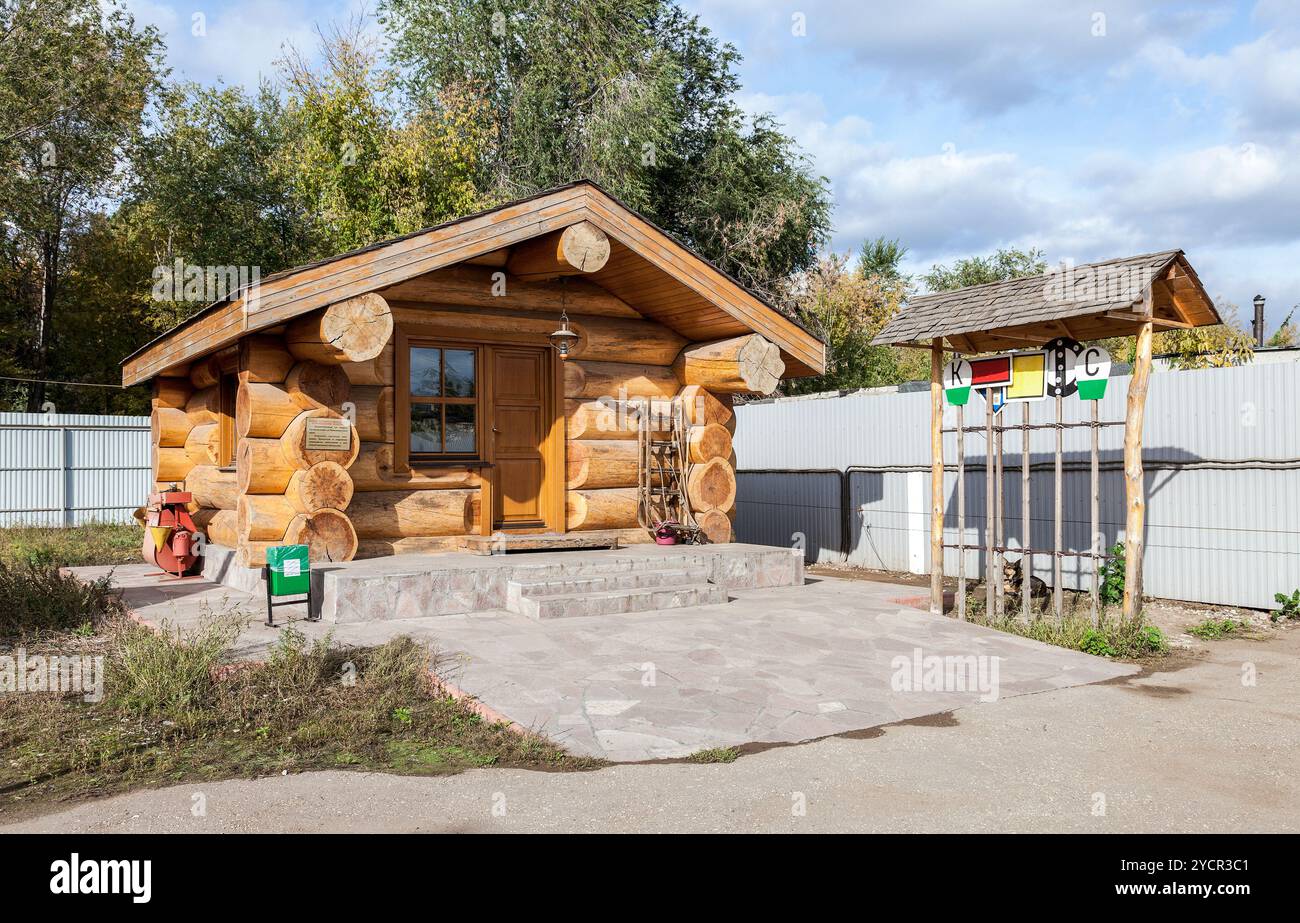 Casa di legno del macchinista al Museo dei trasporti ferroviari di Samara, Russia Foto Stock