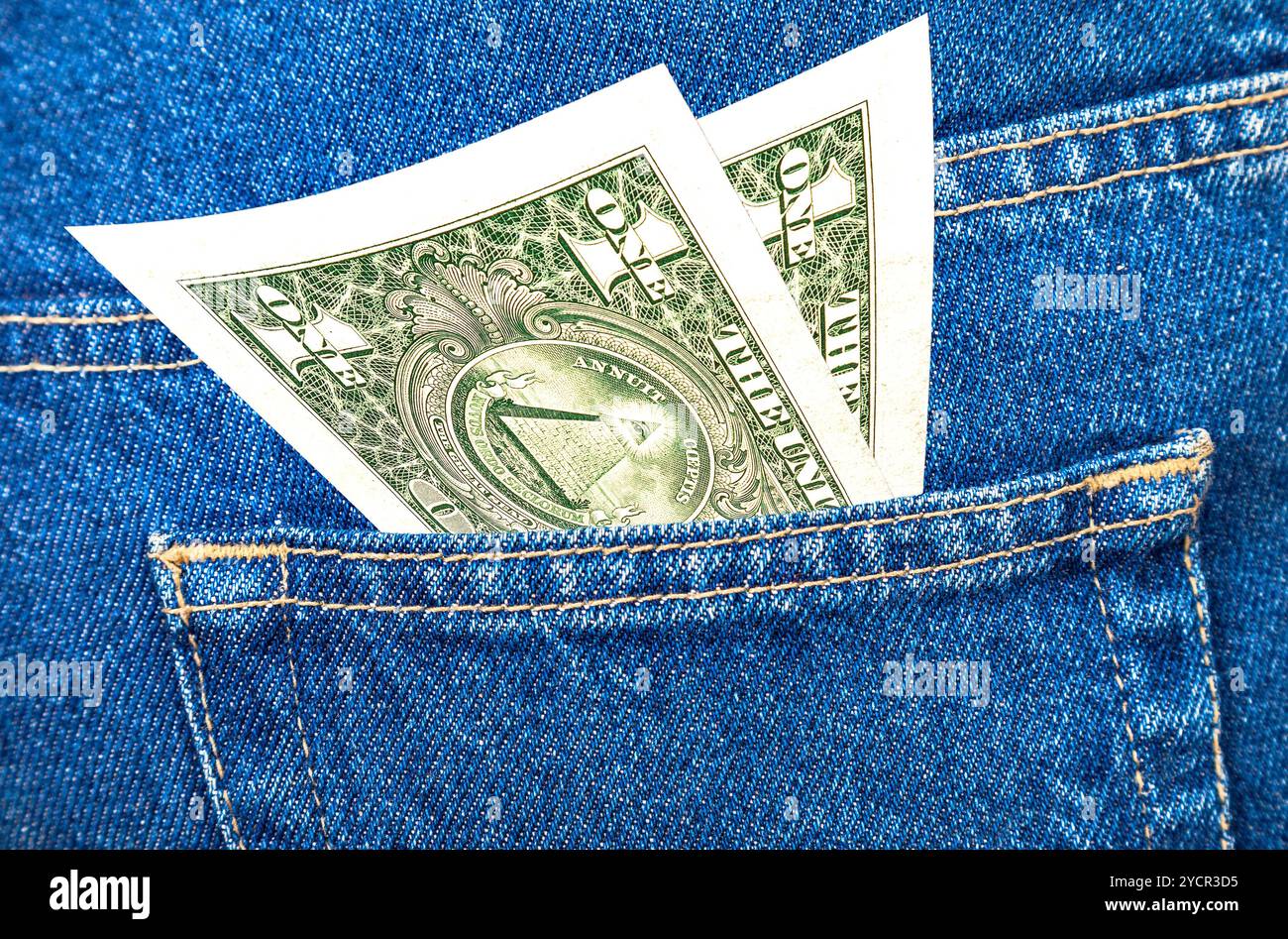 Le banconote di un dollaro americano fuori della schiena tasca dei jeans Foto Stock