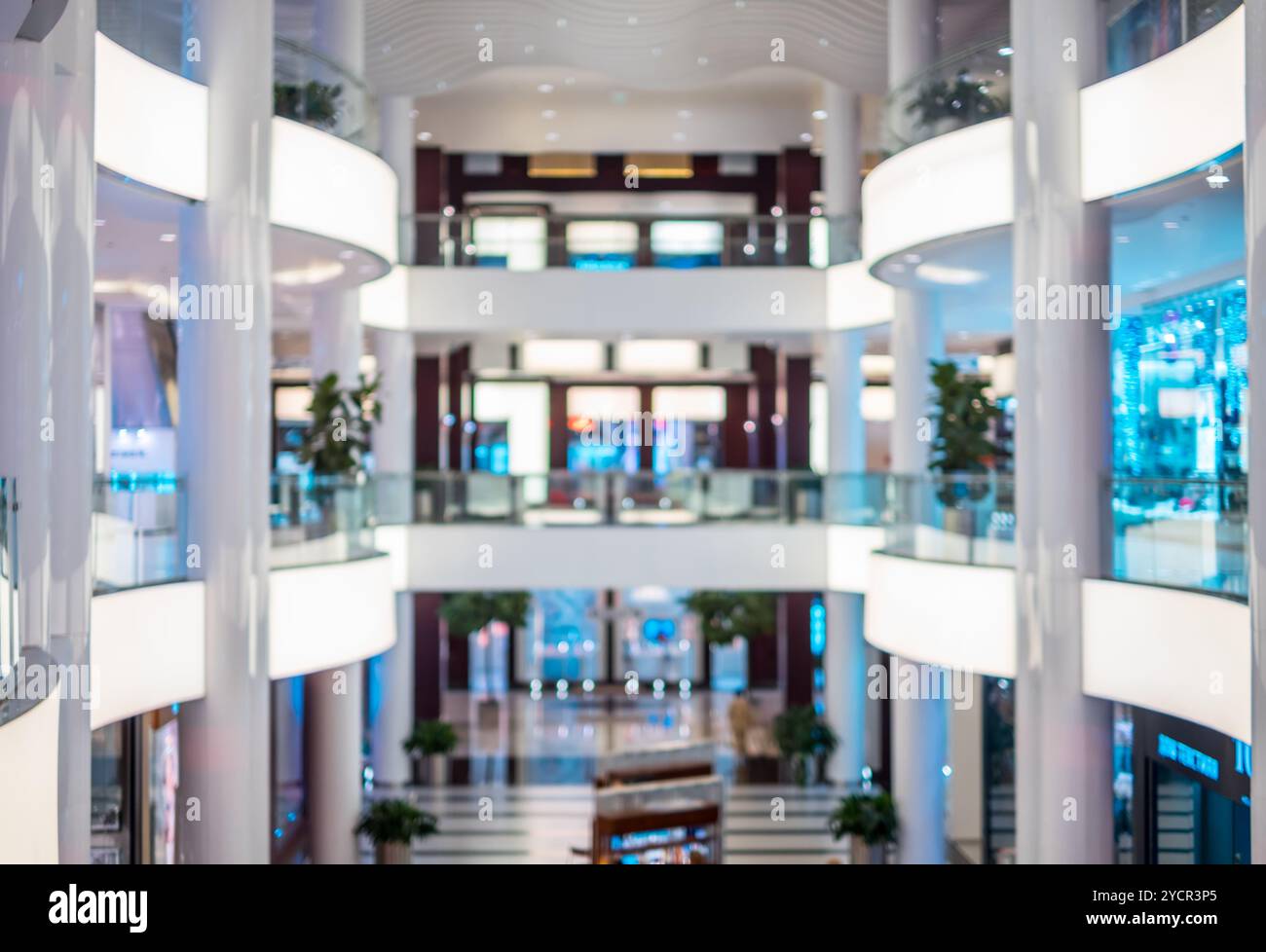 Sullo sfondo di un centro commerciale per lo shopping, profondità di messa a fuoco. Foto Stock