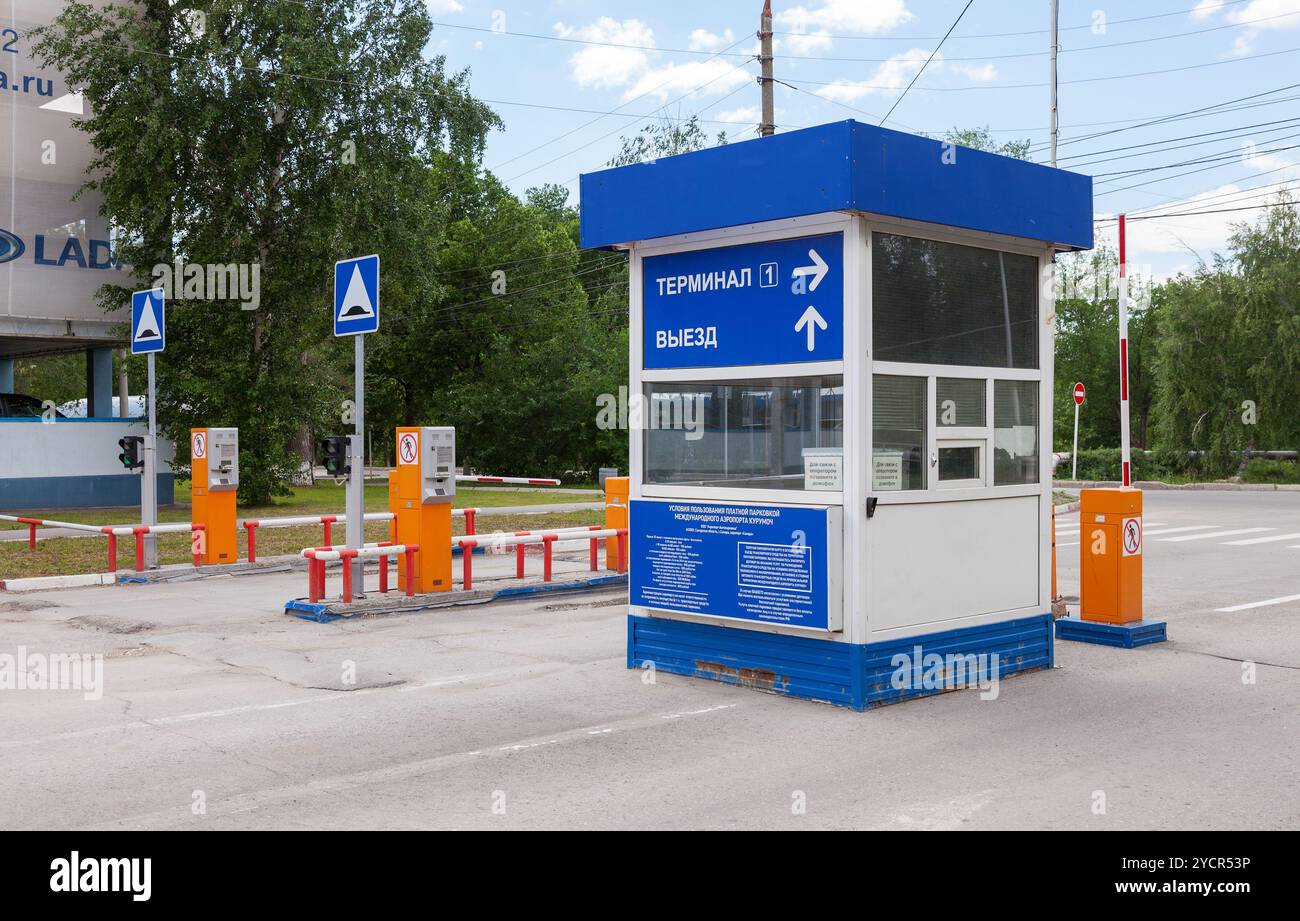 Check-point presso il parcheggio auto nel terminal dell'aeroporto Kurumoch a Samara, Russia Foto Stock