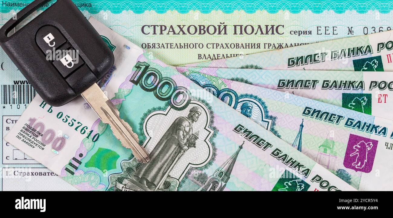 SAMARA, RUSSIA - 29 GENNAIO 2016: Assicurazione auto. Polizza obbligatoria contro terzi/Green Slip Insurance, rubli russi e chiave dell'auto. Testo in russo: Foto Stock