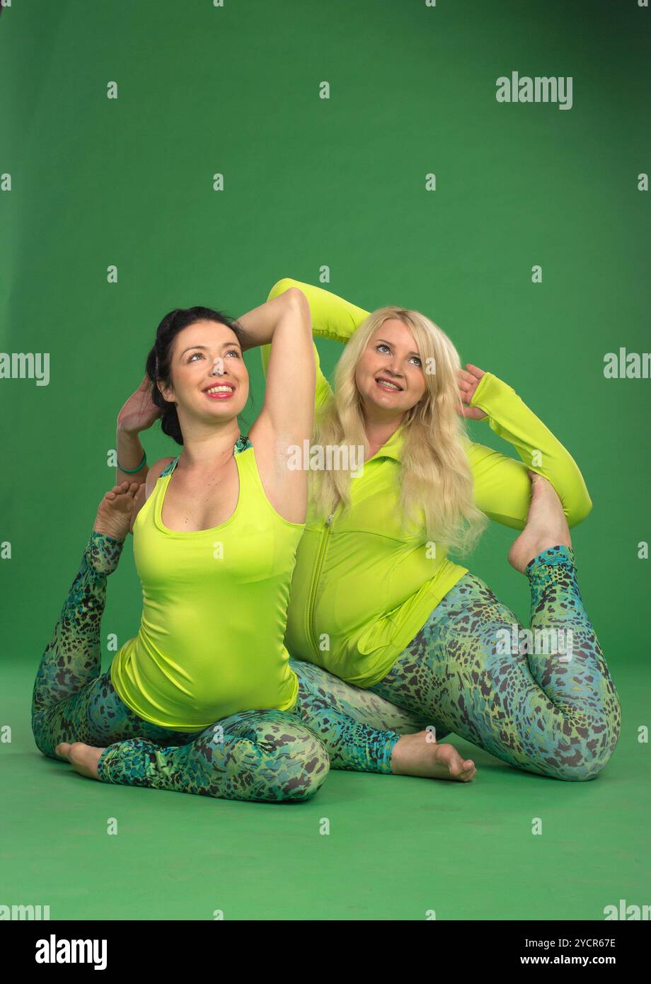 Più dimensioni e sottili ragazze che creano pose yoga Foto Stock