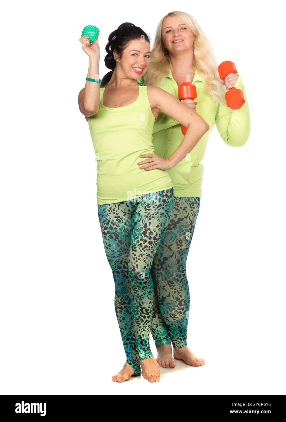 Donne allegre in più misura che posano con attrezzature per il fit Foto Stock