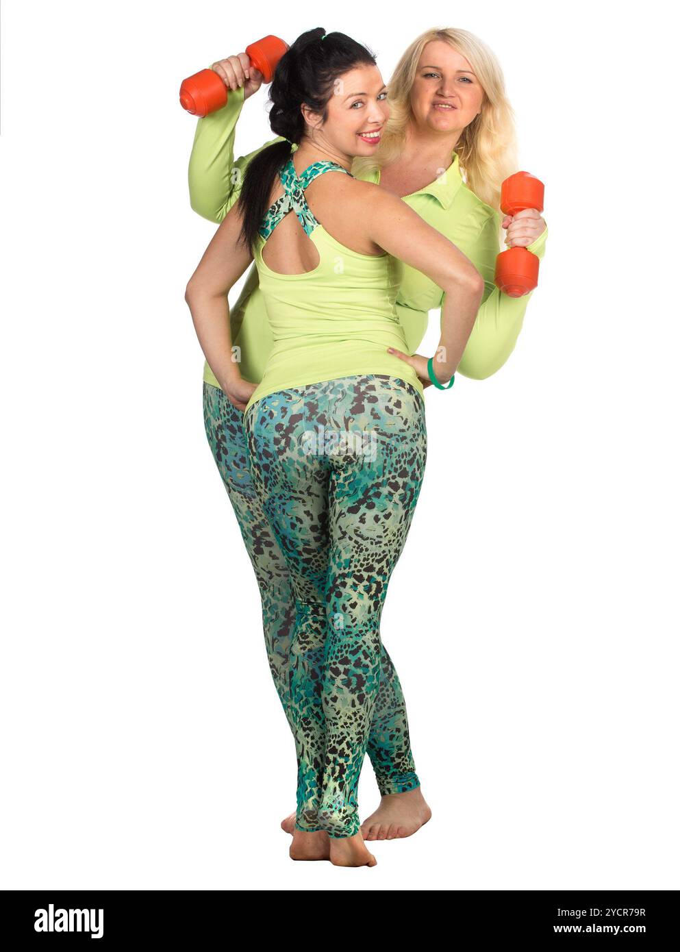 Allegro plus size donne in posa con attrezzatura idonea, isolato su bianco Foto Stock