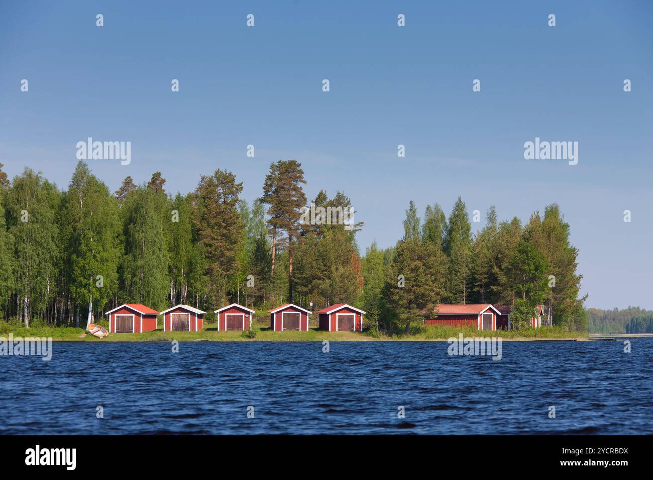 Capannoni di barche in legno sul lago Siljan, Dalarna, Svezia Foto Stock