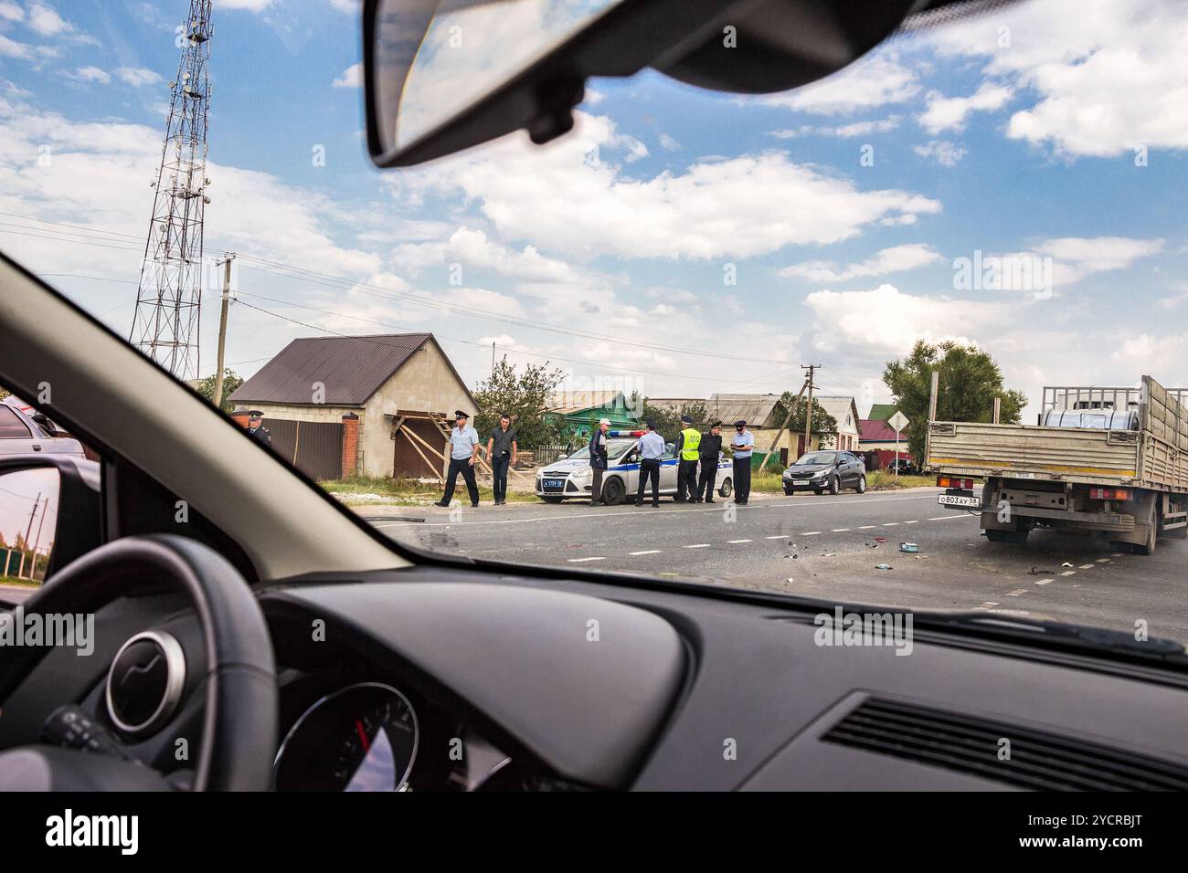 L'incidente sulla strada. La vista dalla finestra auto Foto Stock