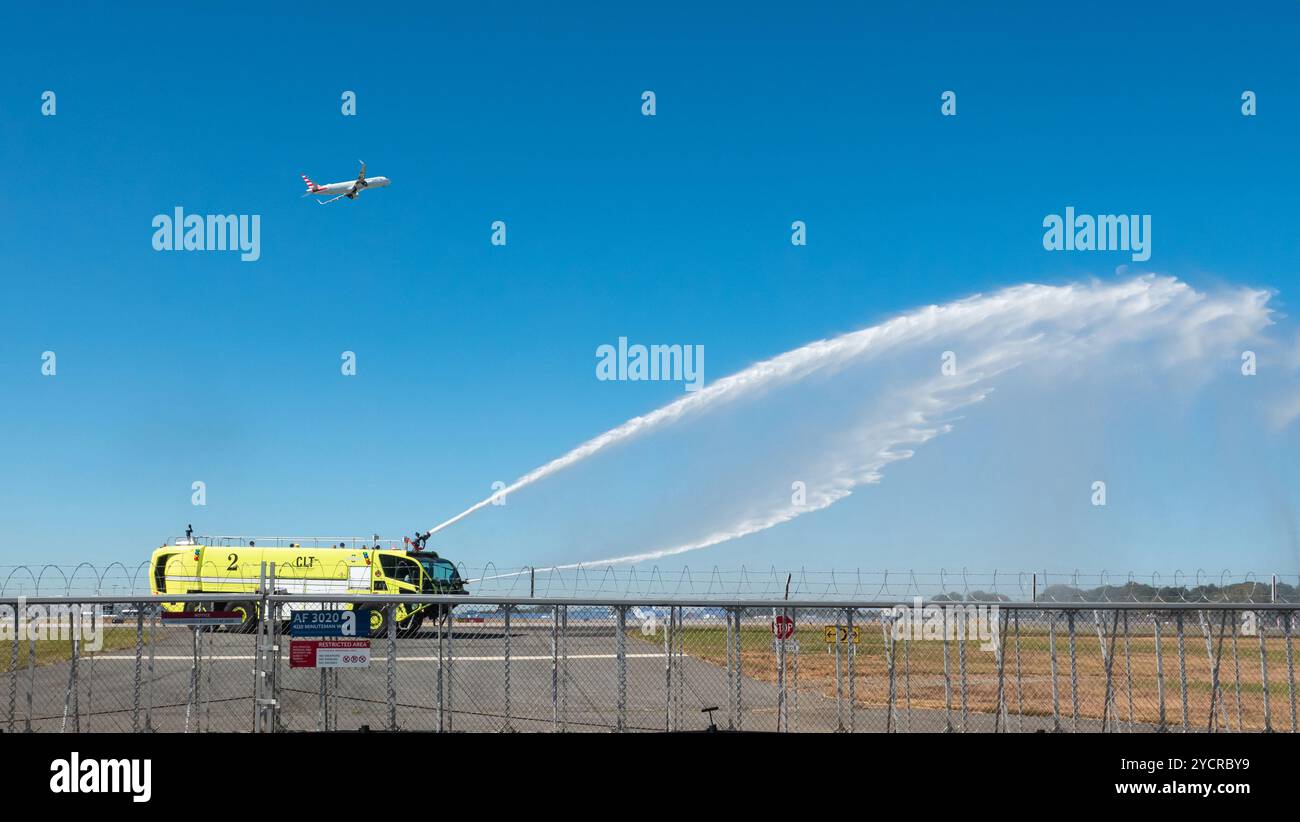 Il personale addetto alla sicurezza dell'Aeroporto Internazionale Charlotte-Douglas ha testato il cannone ad acqua su un veicolo di emergenza antincendio su un binario della pista. Foto Stock