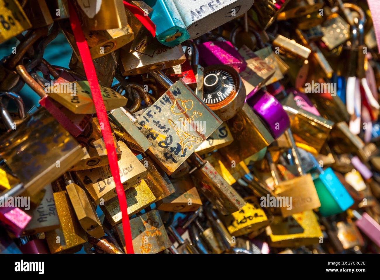 Adoro i lucchetti sul ponte parigino Foto Stock