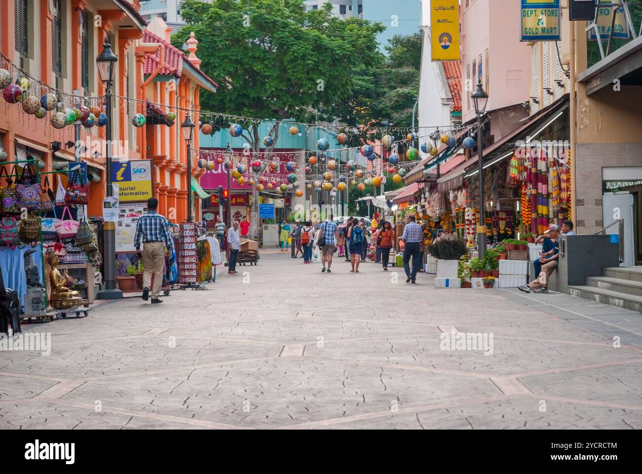 I turisti camminano lungo il quartiere Little India a Singapore Foto Stock